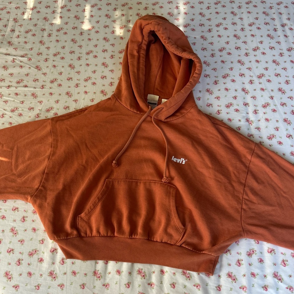 🌲Levi's Vibrant burnt Orange cropped Sweatshirt🌲